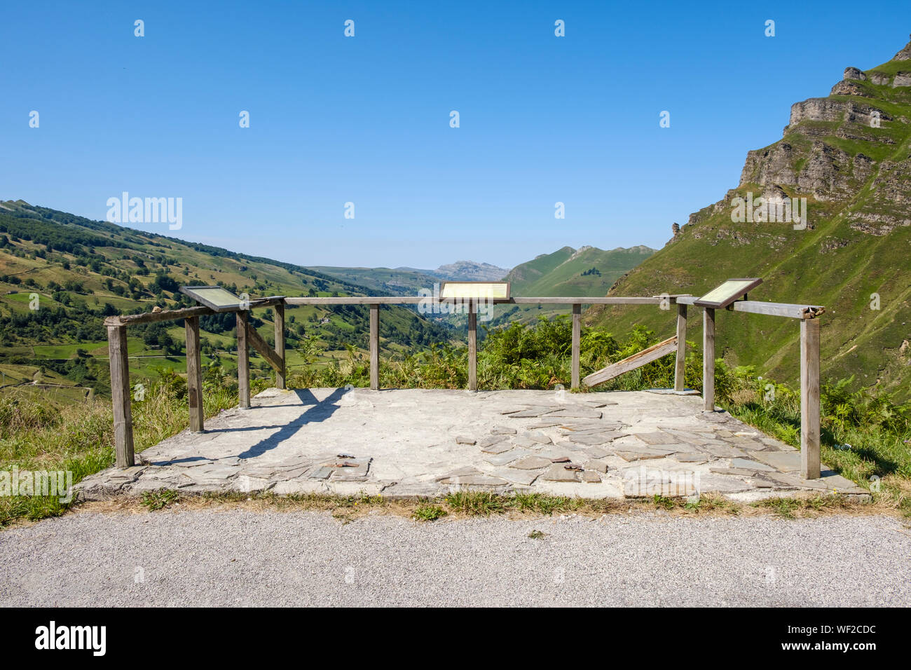 Ausblick auf die herrliche Bergwelt in Alto Valle del Río Miera, Kantabrien, Spanien Stockfoto