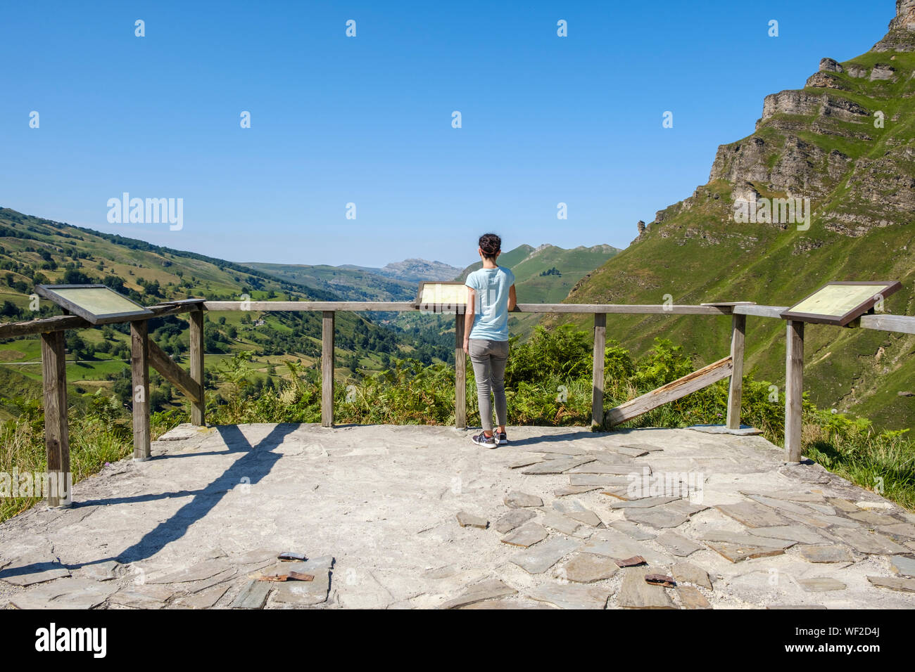Sie genießt eine herrliche Bergwelt Blick vom Aussichtspunkt bei Alto Valle del Río Miera, Kantabrien, Spanien Stockfoto