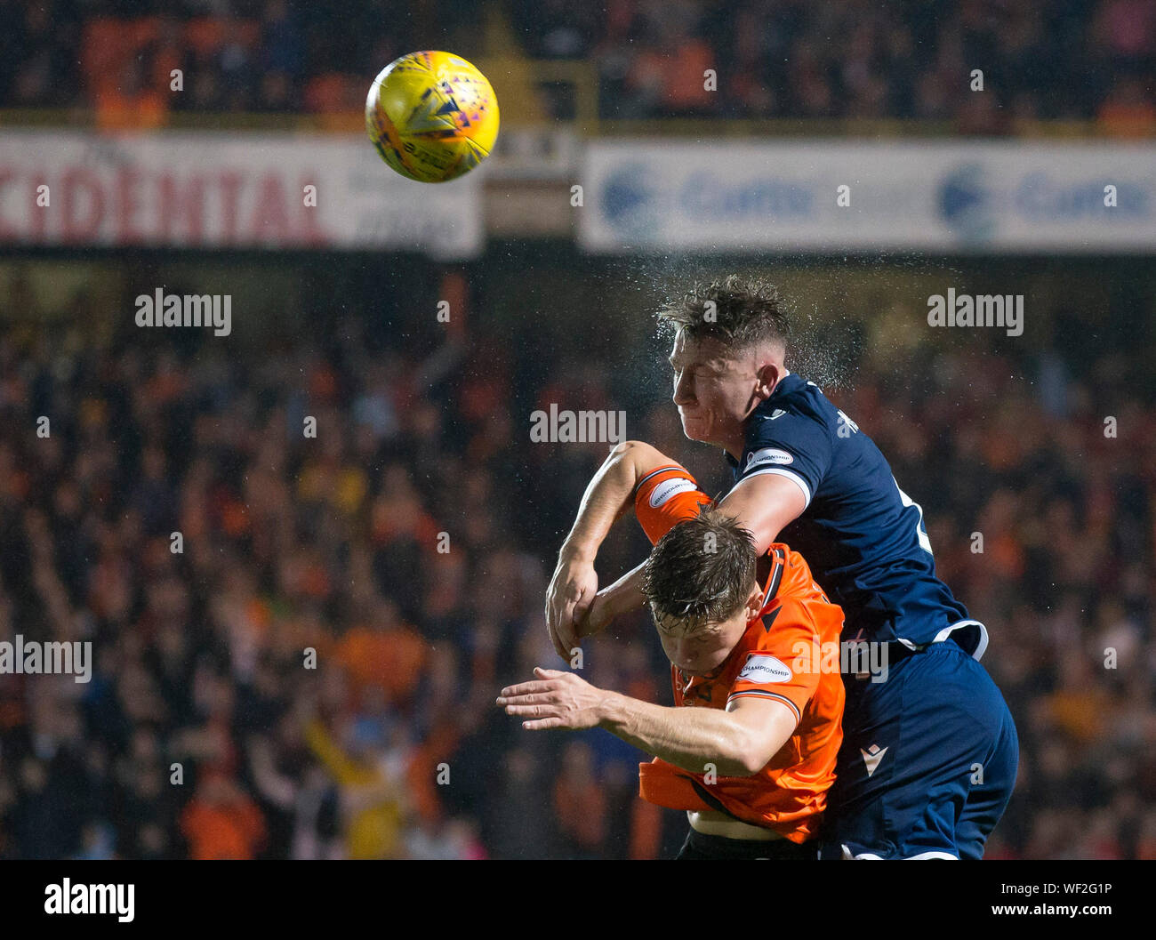 30. August 2019; Dens Park, Dundee, Schottland; Schottische Meisterschaft, Dundee Football Club gegen Dundee United; Josh Meekings von Dundee konkurriert in der Luft mit Cammy Smith von Dundee United - redaktionelle Verwendung. Stockfoto