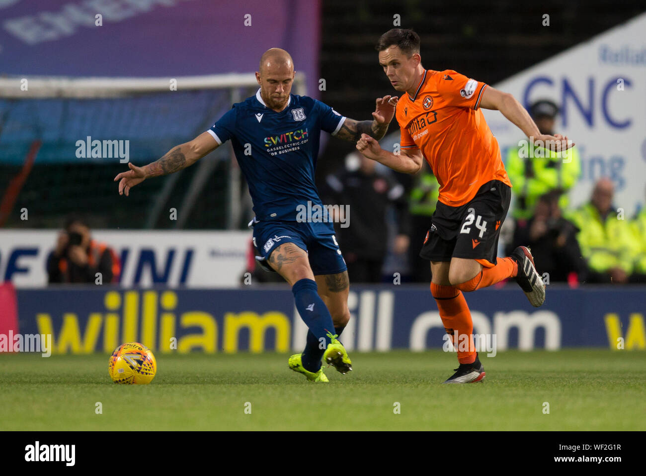 30. August 2019; Dens Park, Dundee, Schottland; Schottische Meisterschaft, Dundee Football Club gegen Dundee United; Lawrence Shankland von Dundee United und Jordon Forster von Dundee - redaktionelle Verwendung. Stockfoto