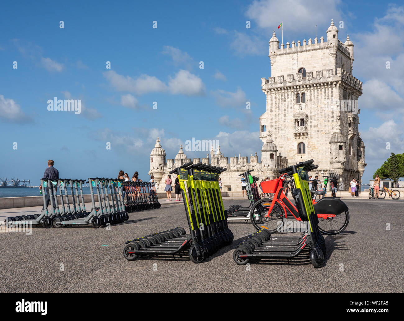 Mulitple Elektroroller in Lissabon durch den Belem Turm Stockfoto