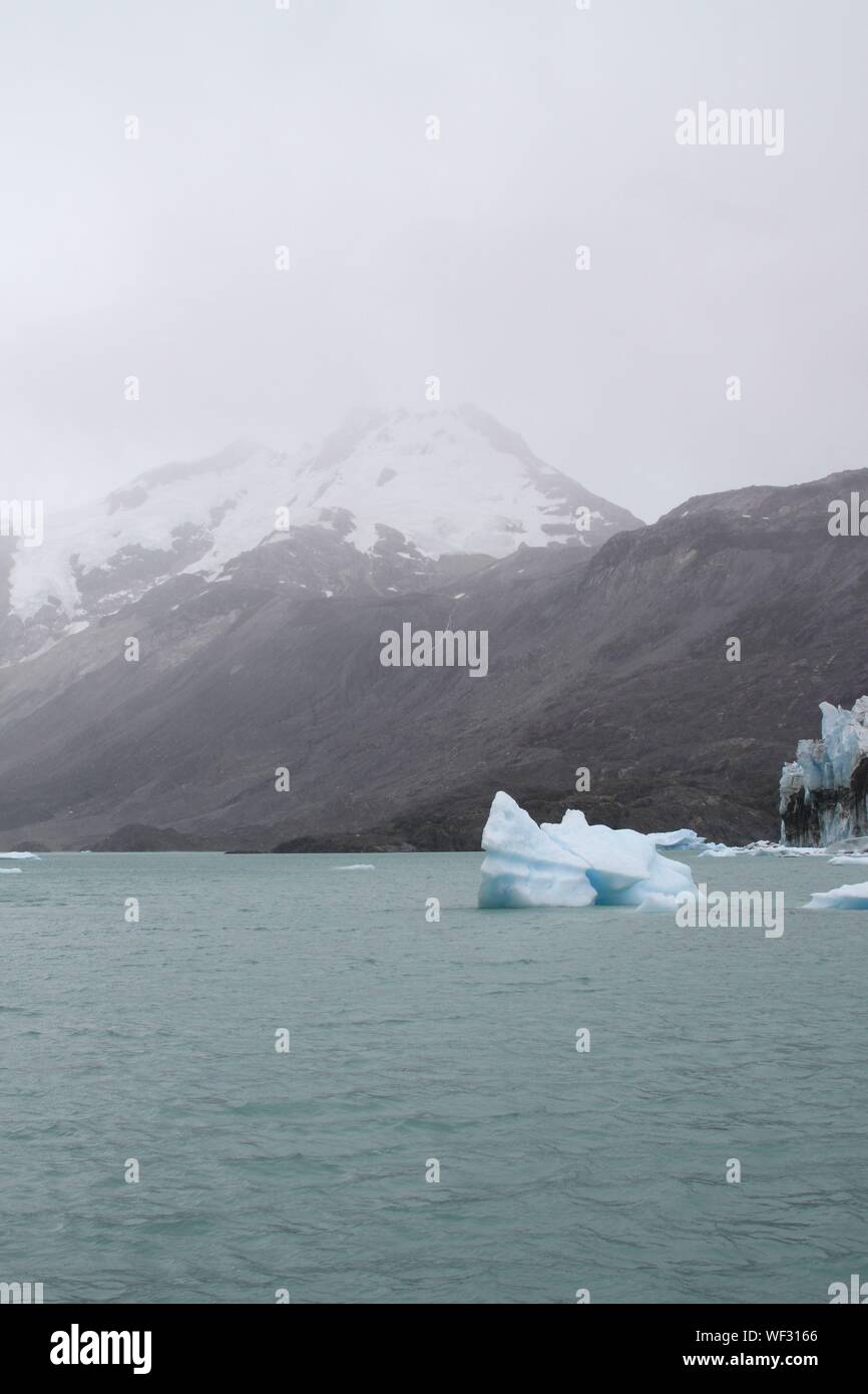 Die Bildung von Eis im Fluss bei Ohiggins Gletscher gegen Berge Stockfoto