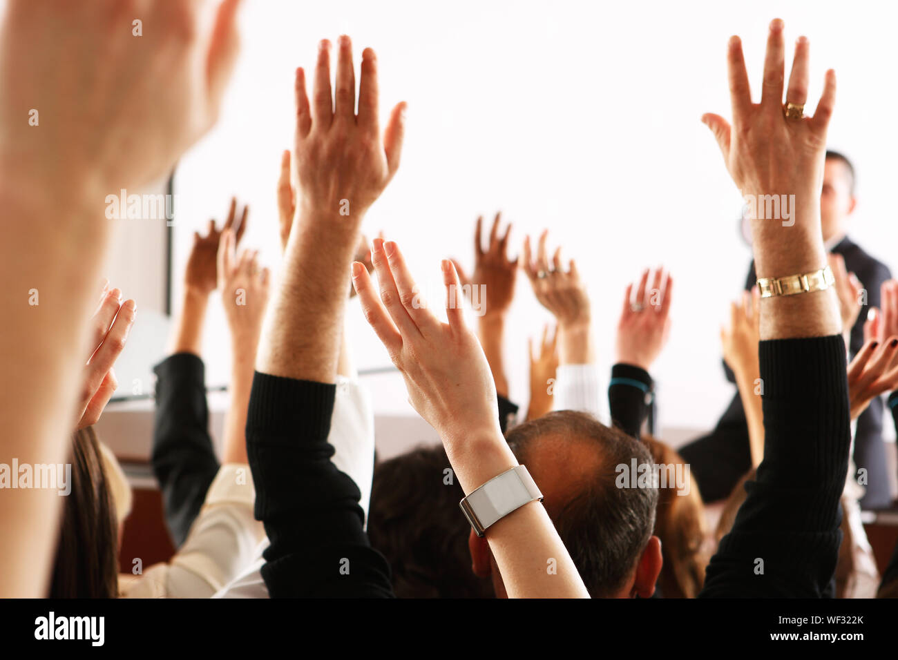 Zugeschnittenes Bild von erhobenen Händen am Seminar Stockfoto
