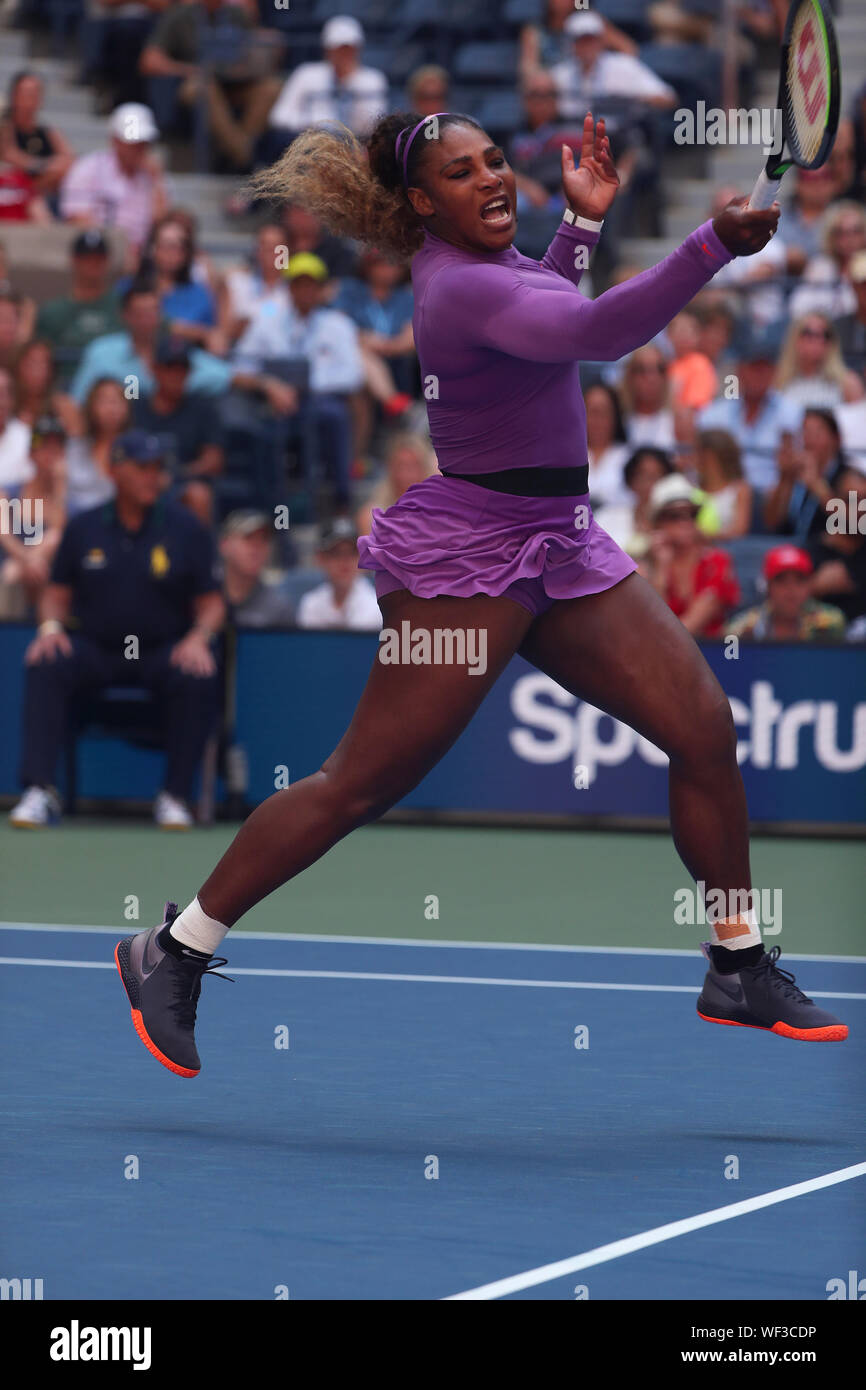 New York, Vereinigte Staaten. 30 Aug, 2019. Flushing Meadows, New York, Vereinigte Staaten - 30 August 2019. Serena Williams, die Nummer 8 Samen, in Aktion gegen Karolina Muchovza der Tschechischen Republik während der dritten Runde bei den US Open in Flushing Meadows, New York. Williams gewann das Match in zwei Sätzen. Quelle: Adam Stoltman/Alamy leben Nachrichten Stockfoto