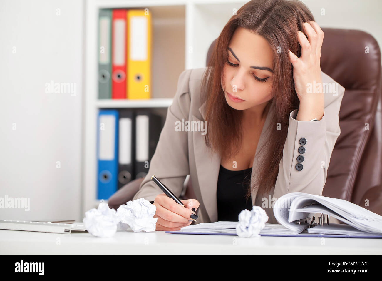 Junge langweilig Geschäftsfrau am Tisch mit Laptop sitzen und schlafen wollen, während Gähnen am Arbeitsplatz in modernen Büro. Stockfoto