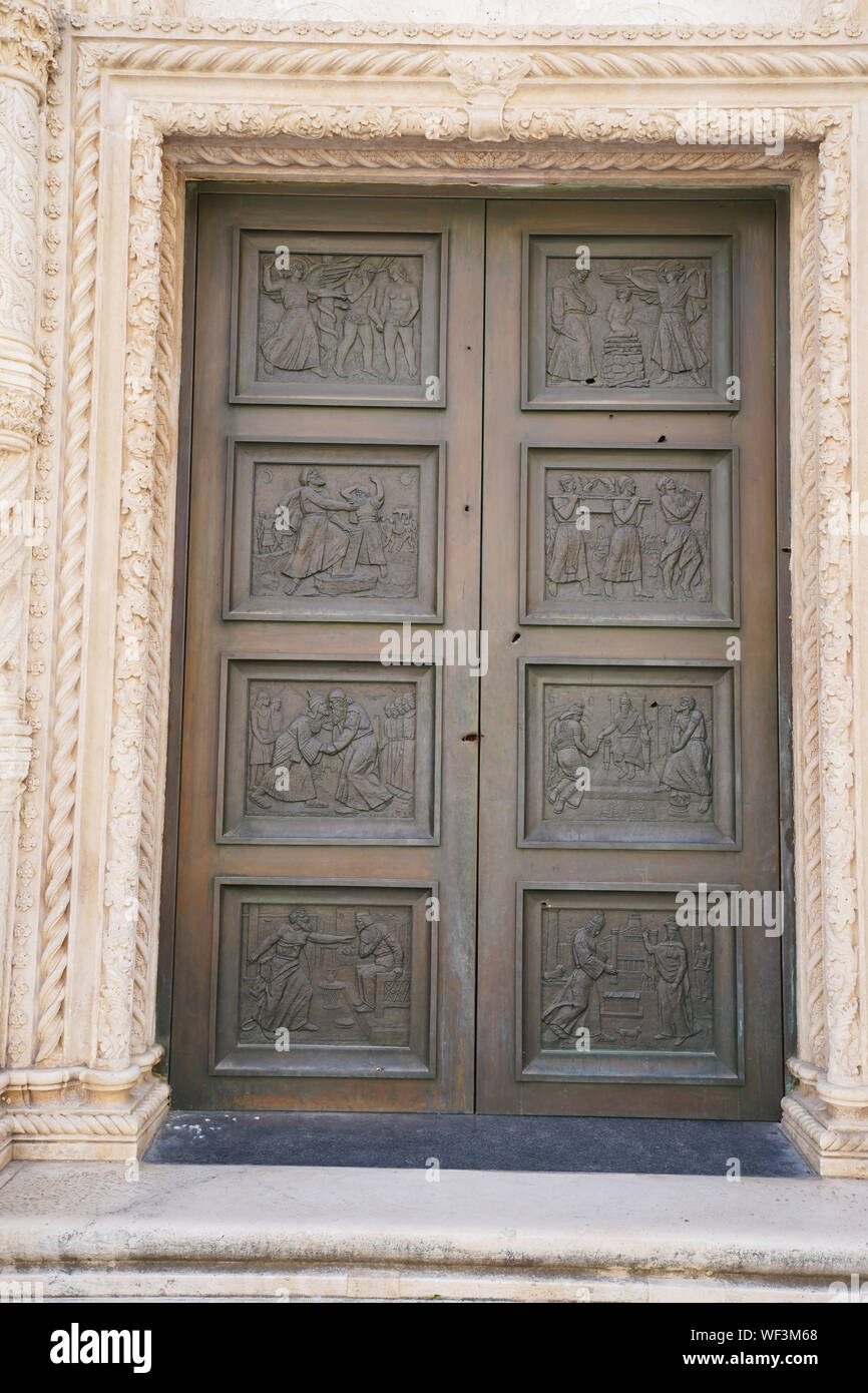 Kirche Tür, die Kathedrale von St. James, Sibenik an der kroatischen Adriaküste Stockfoto