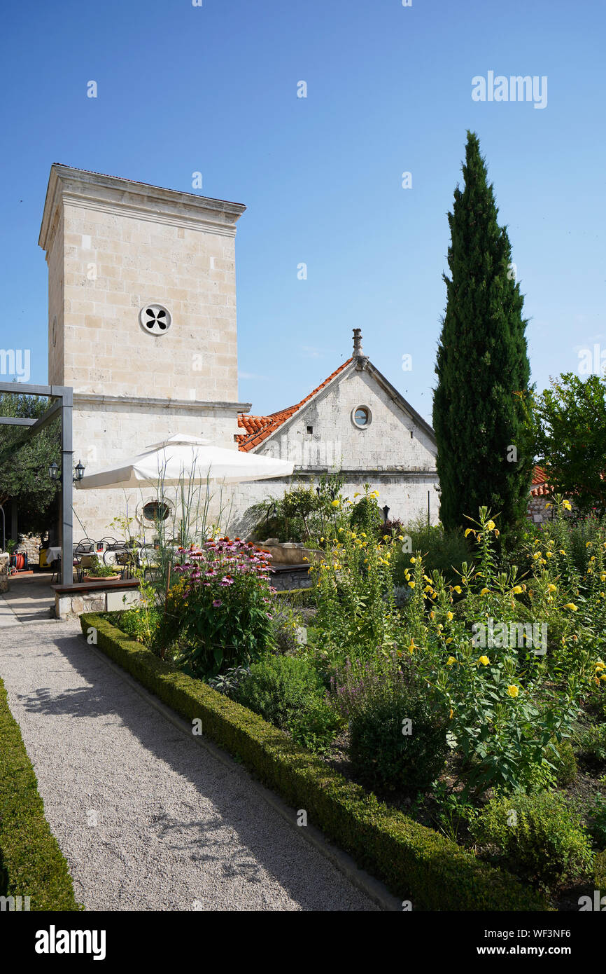 Mittelalterliche Kloster mediterranen Garten von St Lawrence, Sibenik, Kroatien Stockfoto