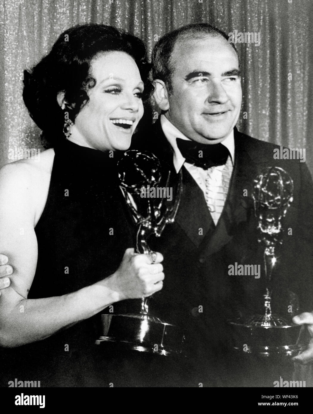 Valerie Harper und "Mary Tyler Moore Show "Co-star Ed Asner posieren mit ihren "Unterstützung Schauspieler" Emmys in der Emmy Awards 1971. Stockfoto