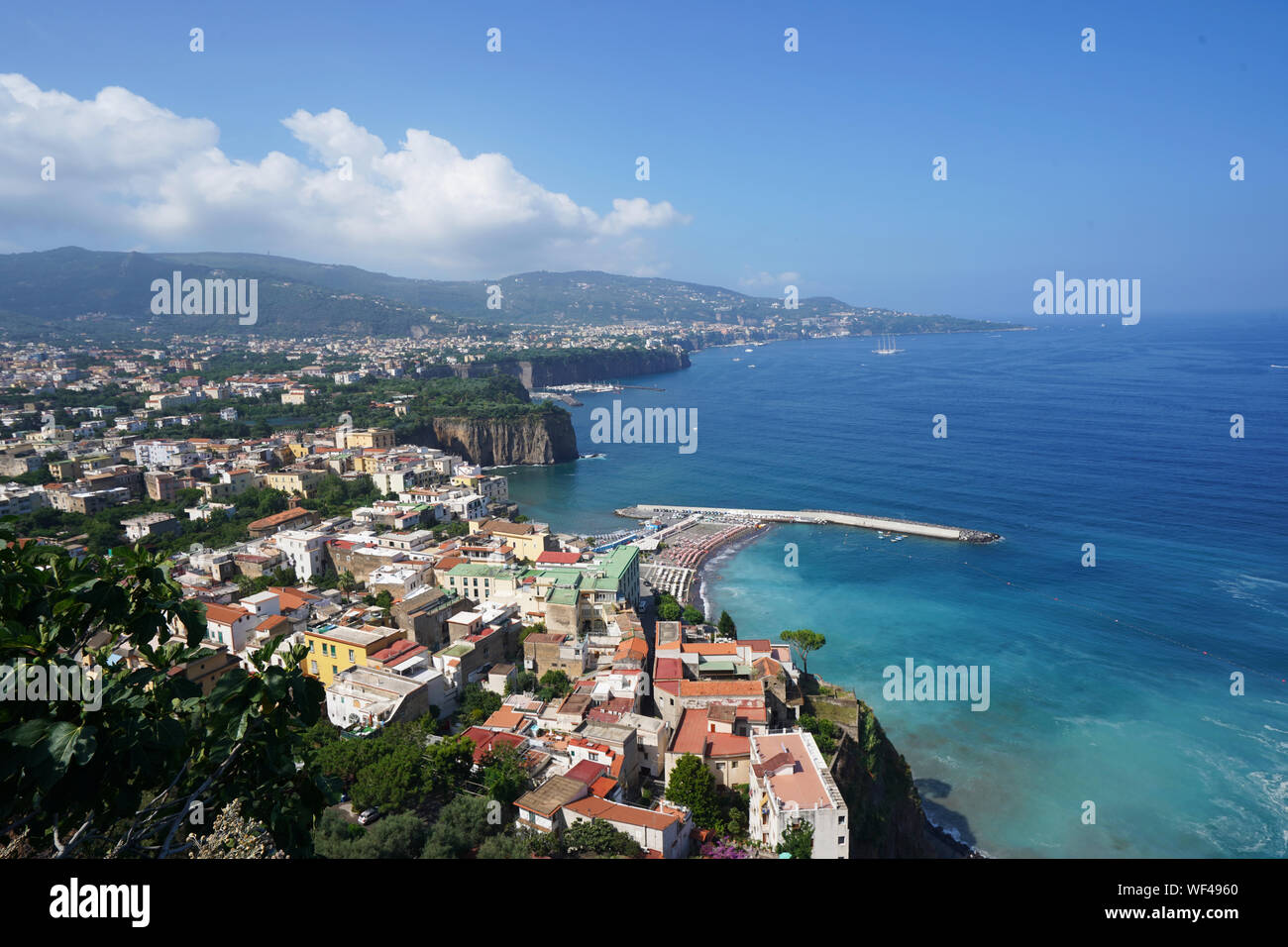 Blick auf Sorrento und die Bucht von Neapel, die Amalfiküste, Italien Stockfoto