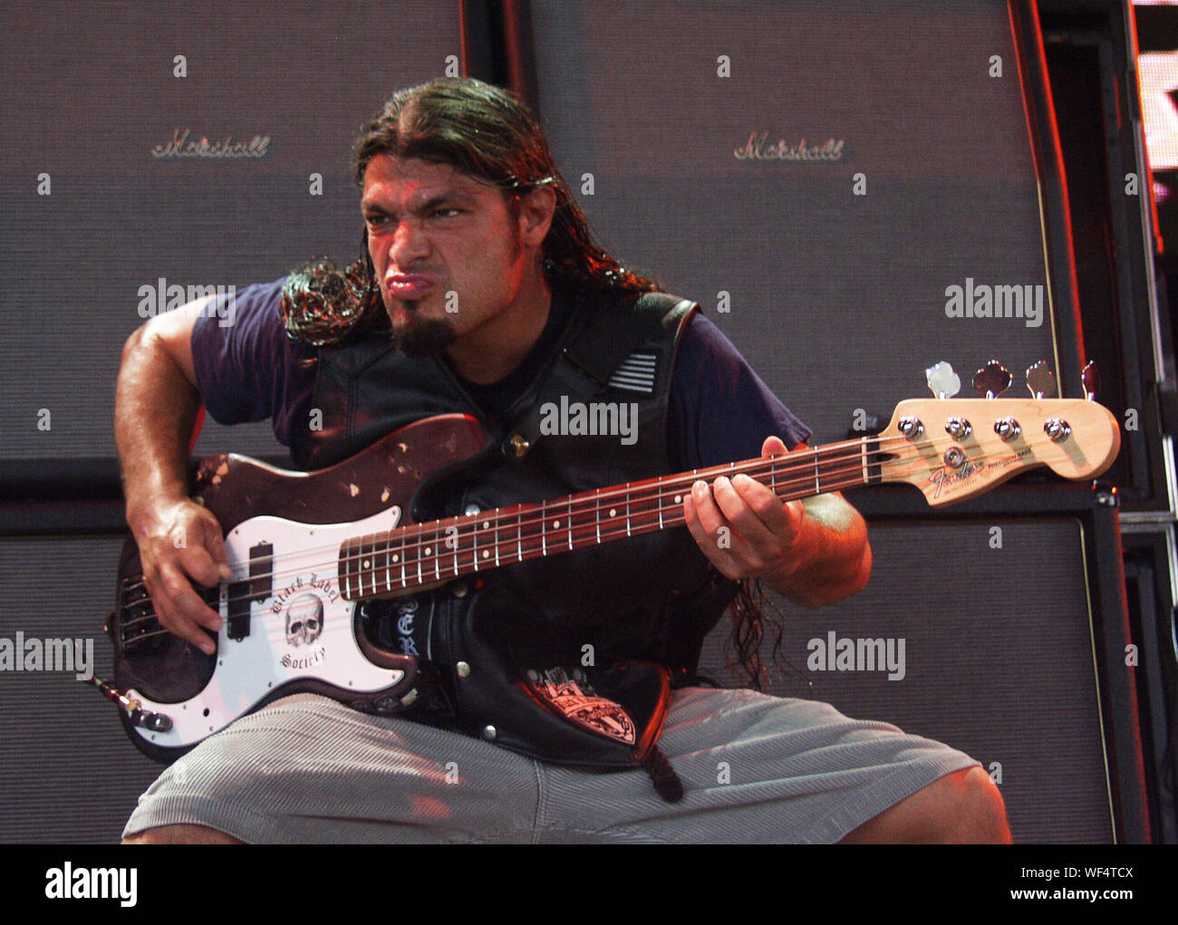 28. Juli: Robert Trujillo führt mit Black Label Society beim Ozzfest 2002 Lakewood Amphitheatre in Atlanta, Georgia am 28. Juli 2002. Quelle: Chris McKay/MediaPunch Stockfoto