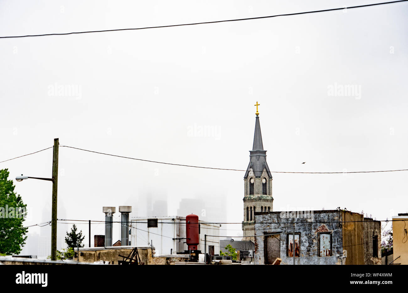 Philadelphia Skyline suchen South West mit dem hl. Apostel Petrus Kirche Philadelphia am 5.&Girard, im Norden von Freiheiten. Stockfoto