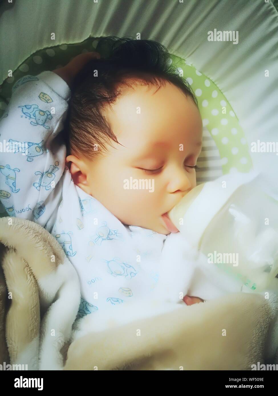 Close-up Baby schläft mit Milch Flasche im Mund zu Hause Stockfotografie -  Alamy