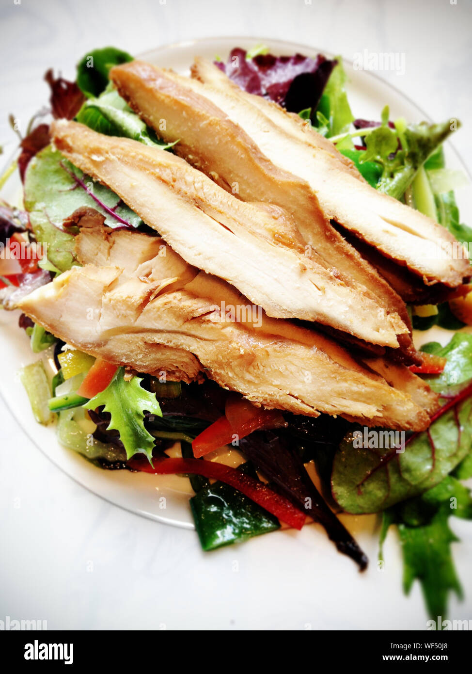 Nahaufnahme der Salate mit Fleisch Schichten Stockfoto