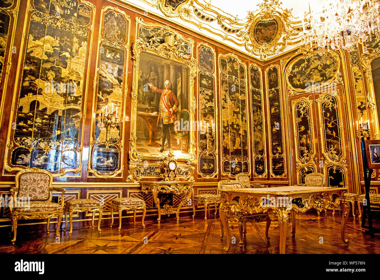 Einer der 1.440 prachtvoll eingerichtete Zimmer im Schloss Schönbrunn. Wien Österreich Stockfoto