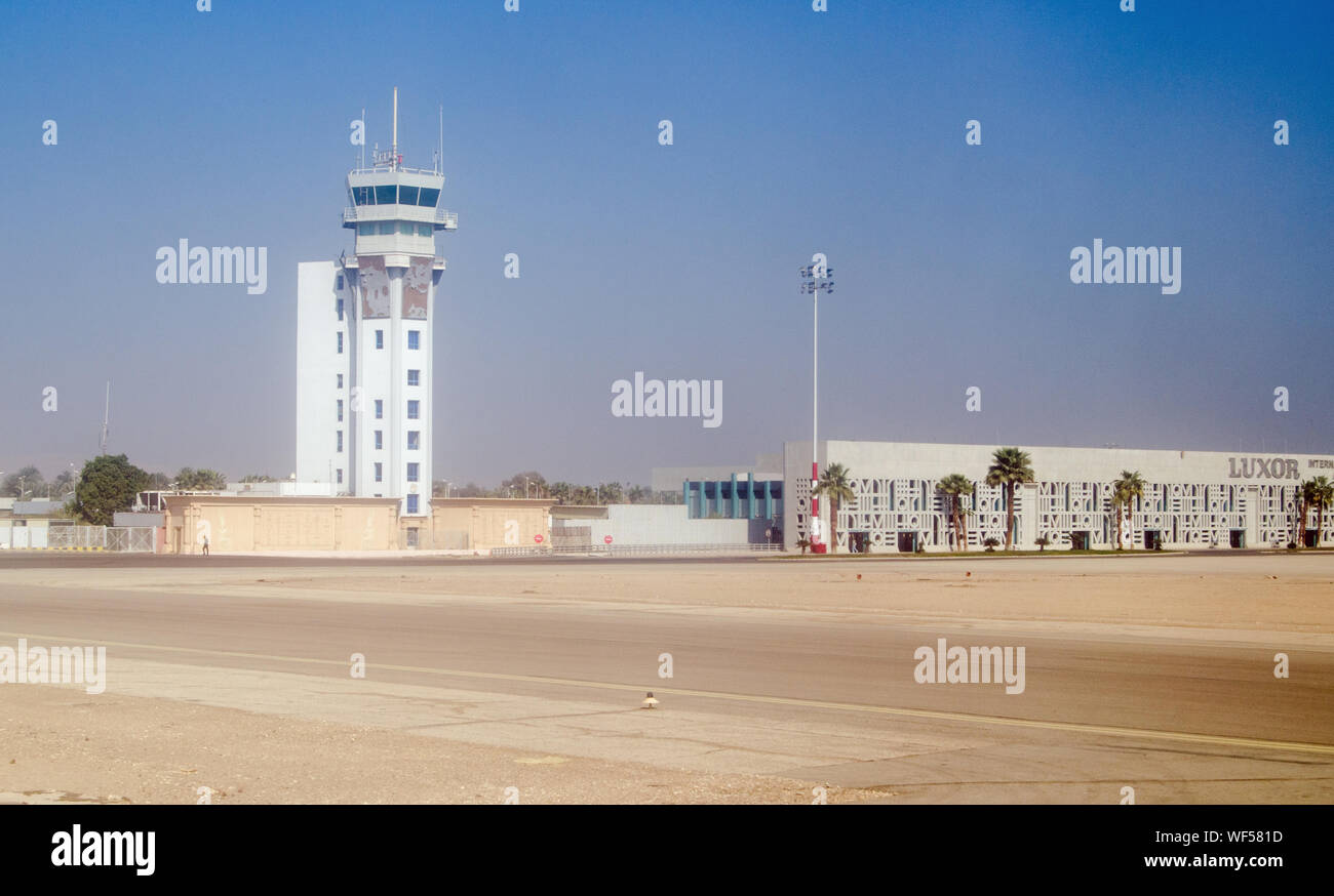 Luxor, Ägypten - Februar 13,2017: Control Tower und Passagierterminals am Internationalen Flughafen Luxor in Ägypten an einem heißen, sonnigen Morgen. Stockfoto
