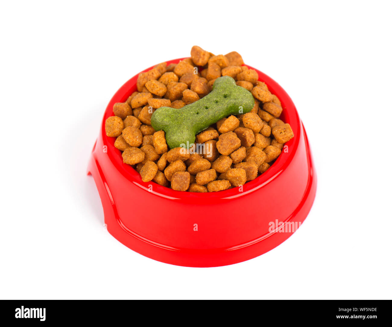 Red pet Feeder. Schüssel gefüllt mit getrockneten Lebensmitteln. Kibble auf isolierten weißen Hintergrund Stockfoto