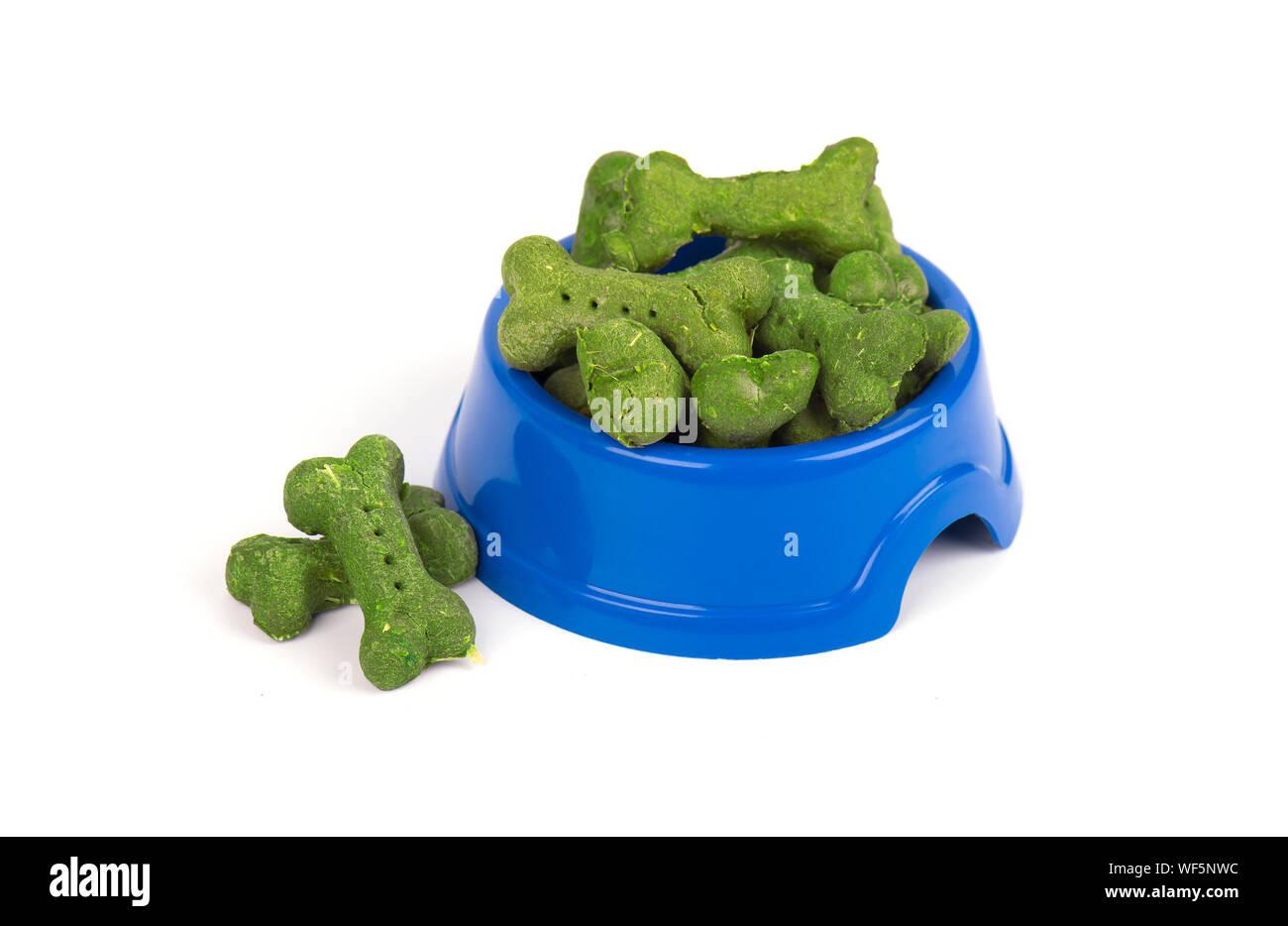 Cracker für Hunde in Knochen bilden, aus Algen, auf weißem Hintergrund Stockfoto