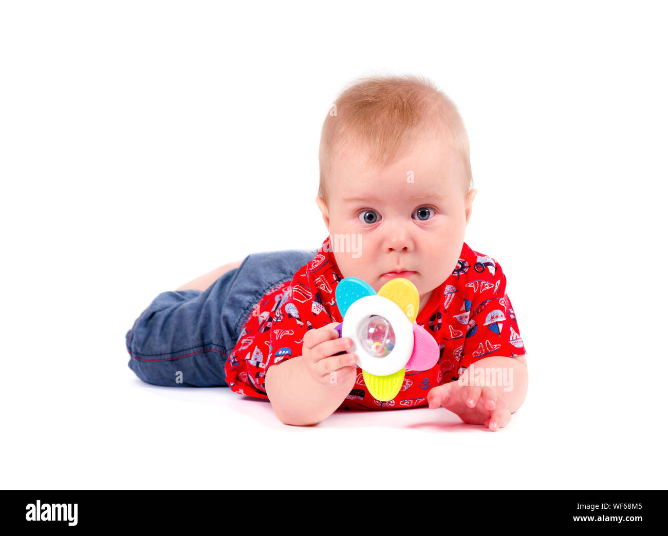 Nette freundliche Crawling baby boy mit einem Spielzeug auf weißem Hintergrund Stockfoto