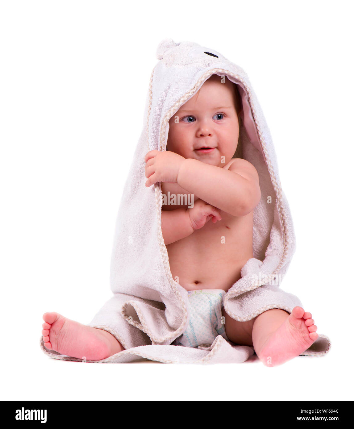 Adorable Happy Baby boy in Badetuch. Baby Junge lächelnd, auf dem Boden  sitzend, studio Shot, auf weißem Hintergrund, schöne baby portrait  Stockfotografie - Alamy
