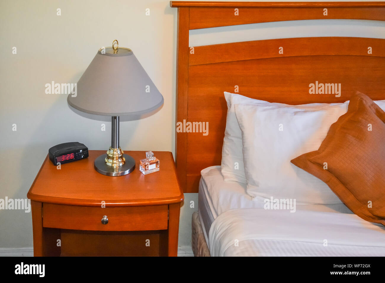 Innenausstattung Schlafzimmer mit Funkuhr, Parfum, Vail und die Lampen auf dem Nachttisch. Stockfoto
