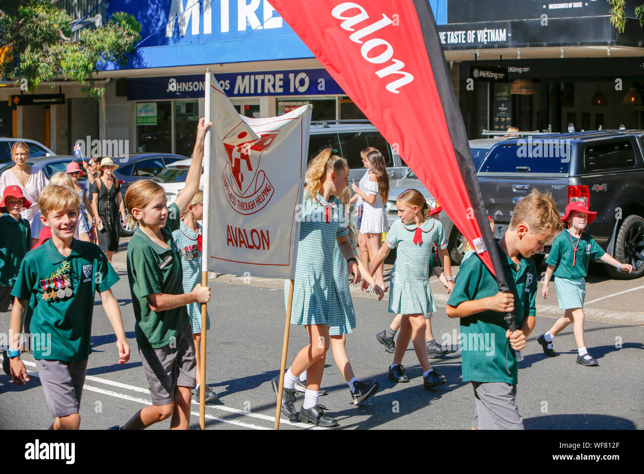 Australische Grundschule Kinder März in einem Anzac Day Parade in Avalon, Sydney, Australien Stockfoto
