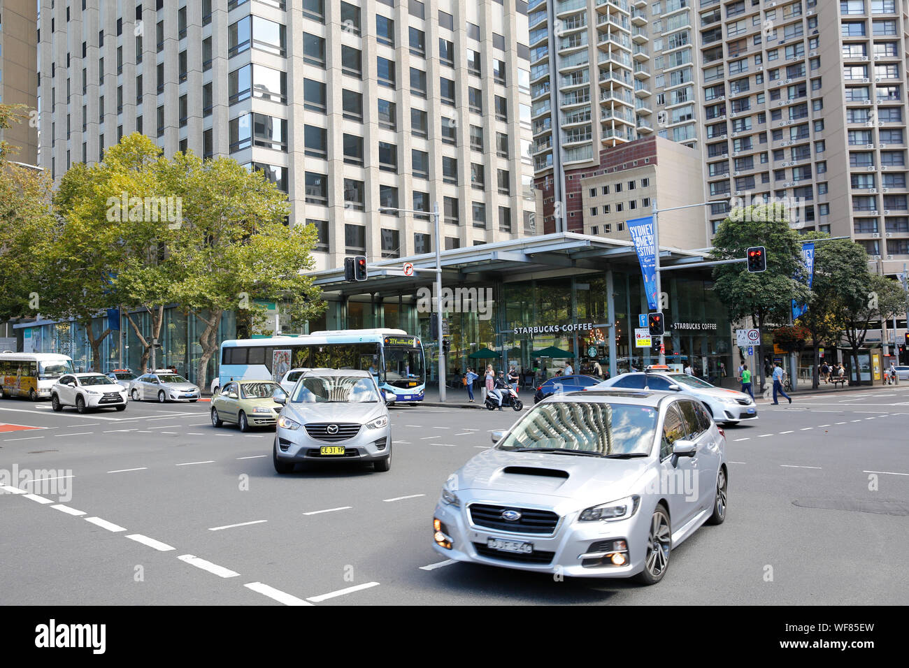 Verkehr und Fahrzeuge im Stadtzentrum von Sydney, New South Wales, Australien Stockfoto