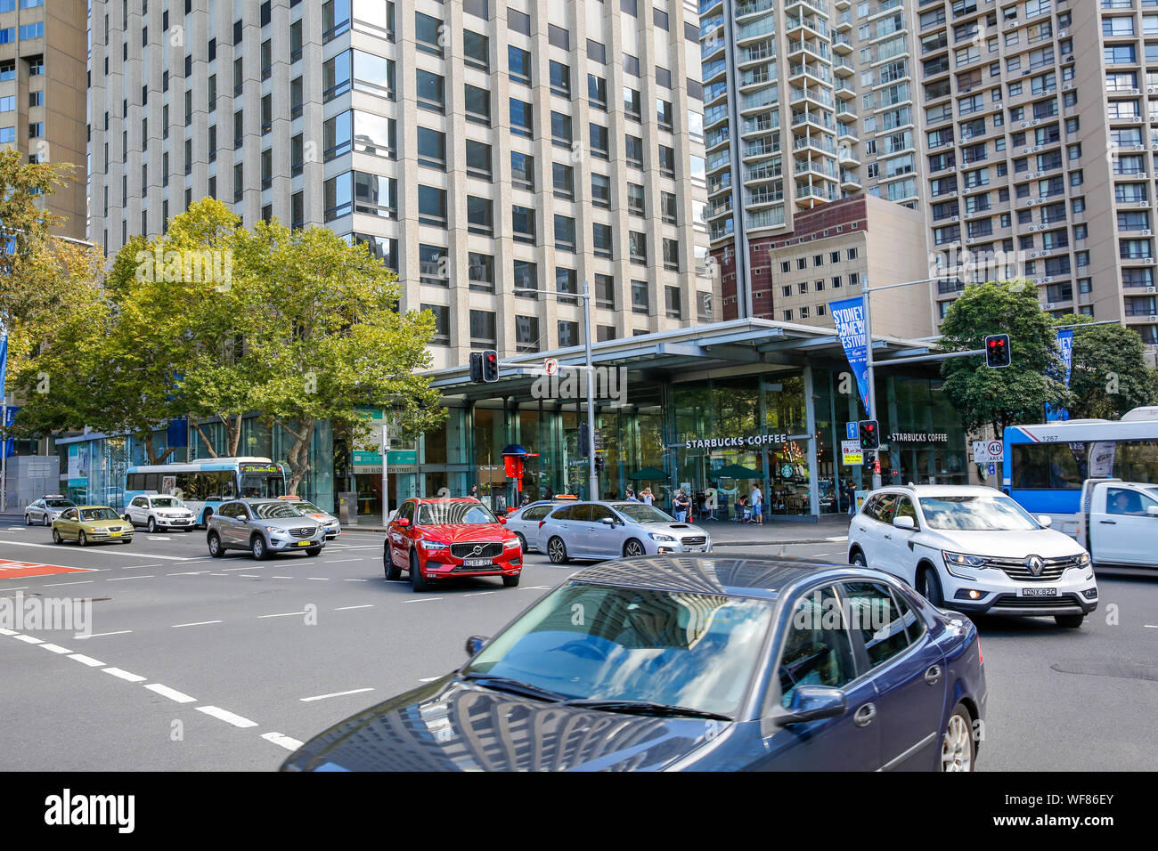 Verkehr und Fahrzeuge im Stadtzentrum von Sydney, New South Wales, Australien Stockfoto