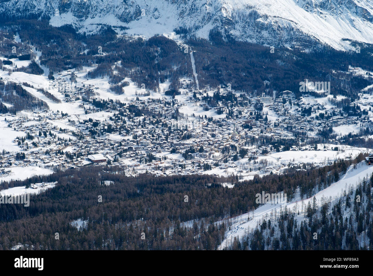 Das romantische, Verschneite Skigebiet Cortina d'Ampezzo in den italienischen Dolomiten von tofana gesehen. Stockfoto
