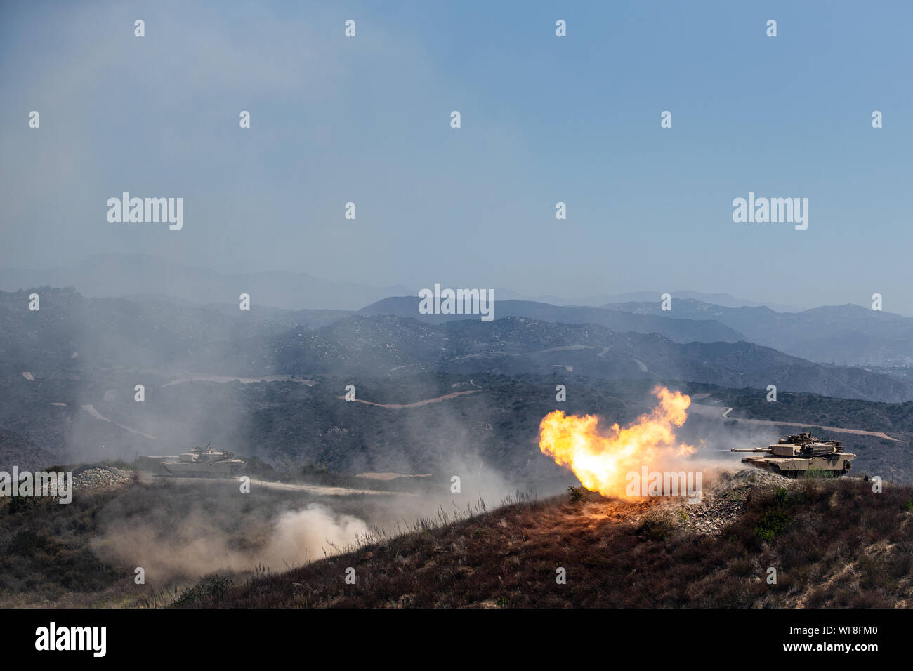 Eine M1A2 Abrams Kampfpanzer Brände während der Tank Schießwesen Wettbewerb, TIGERCOMP auf die Marine Corps Base Camp Pendleton, August 29. TIGERCOMP ist ein jährlicher Wettbewerb zwingen, dass die Marine Corps' Die meisten tödlichen tank Crew bestimmt. Die siegreiche Crew, 4th Tank Battalion, 4th Marine Division, Marine Reserve, haben die Gelegenheit, den Marine Corps in der Sullivan Cup, die gesamtkraft Tank schießwesen Wettbewerb der Armee dar. (U.S. Marine Foto von Sgt. Tayler S. Schwamb) Stockfoto