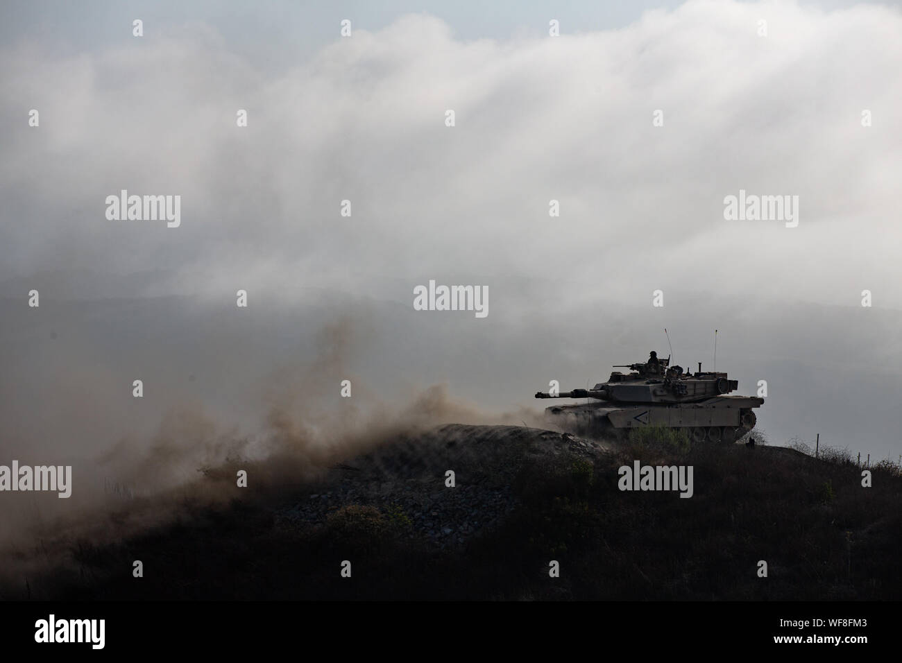 Eine M1A2 Abrams Kampfpanzer Brände während der Tank Schießwesen Wettbewerb, TIGERCOMP auf die Marine Corps Base Camp Pendleton, August 29. TIGERCOMP ist ein jährlicher Wettbewerb zwingen, dass die Marine Corps' Die meisten tödlichen tank Crew bestimmt. Die siegreiche Crew, 4th Tank Battalion, 4th Marine Division, Marine Reserve, haben die Gelegenheit, den Marine Corps in der Sullivan Cup, die gesamtkraft Tank schießwesen Wettbewerb der Armee dar. (U.S. Marine Foto von Sgt. Tayler S. Schwamb) Stockfoto