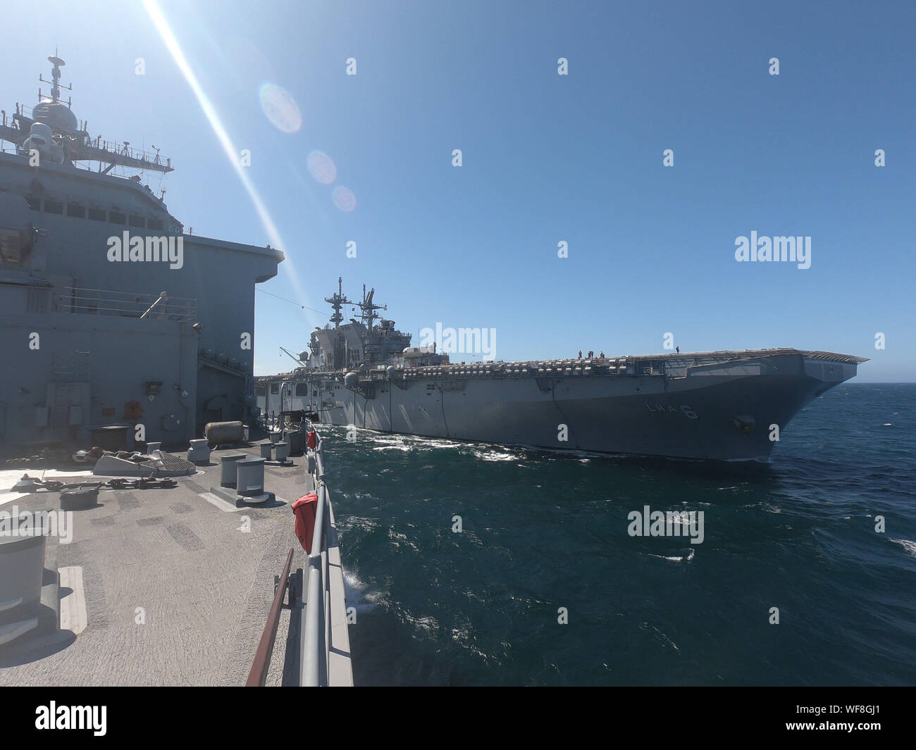 190820-N-XN 177-0210 PAZIFISCHEN OZEAN (Aug. 20, 2019) - Das amphibisches Schiff USS America (LHA 6) Parow neben dem Dock Landung Schiff USS Comstock (LSD 45) während einer Auffüllung auf See Evolution. Comstock wird derzeit die Durchführung von Routineaufgaben. Dieses Jahr USS Comstock wird in der US-Marine Flotte Woche in Los Angeles teilnehmen. (U.S. Marine Foto von Mass Communication Specialist 1. Klasse Peter Burghart/Freigegeben) Stockfoto