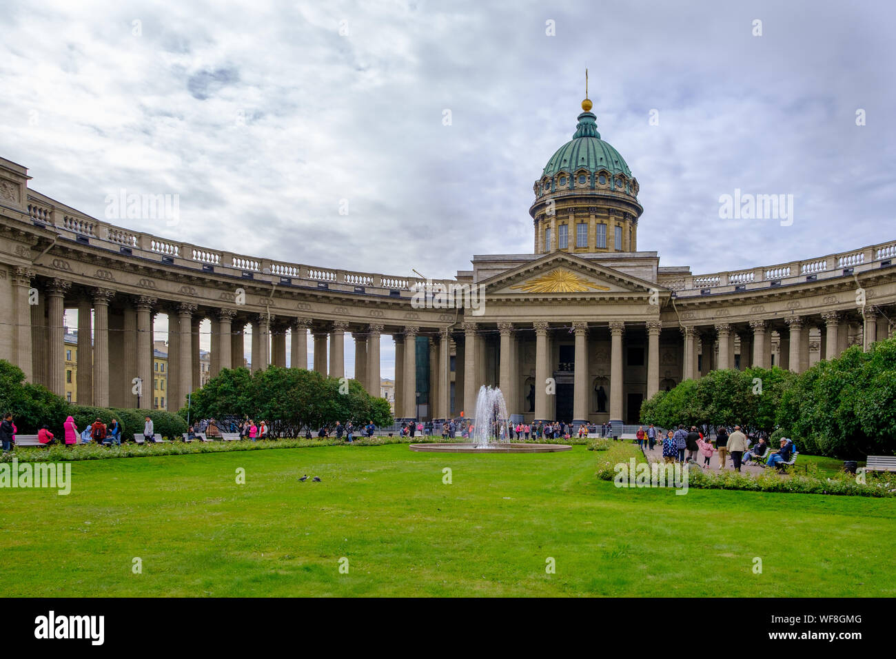 ST. PETERSBURG, Russland - 5. AUGUST 2019: Kasaner Kathedrale oder die Kathedrale der Muttergottes von Kasan im Sommer Stockfoto