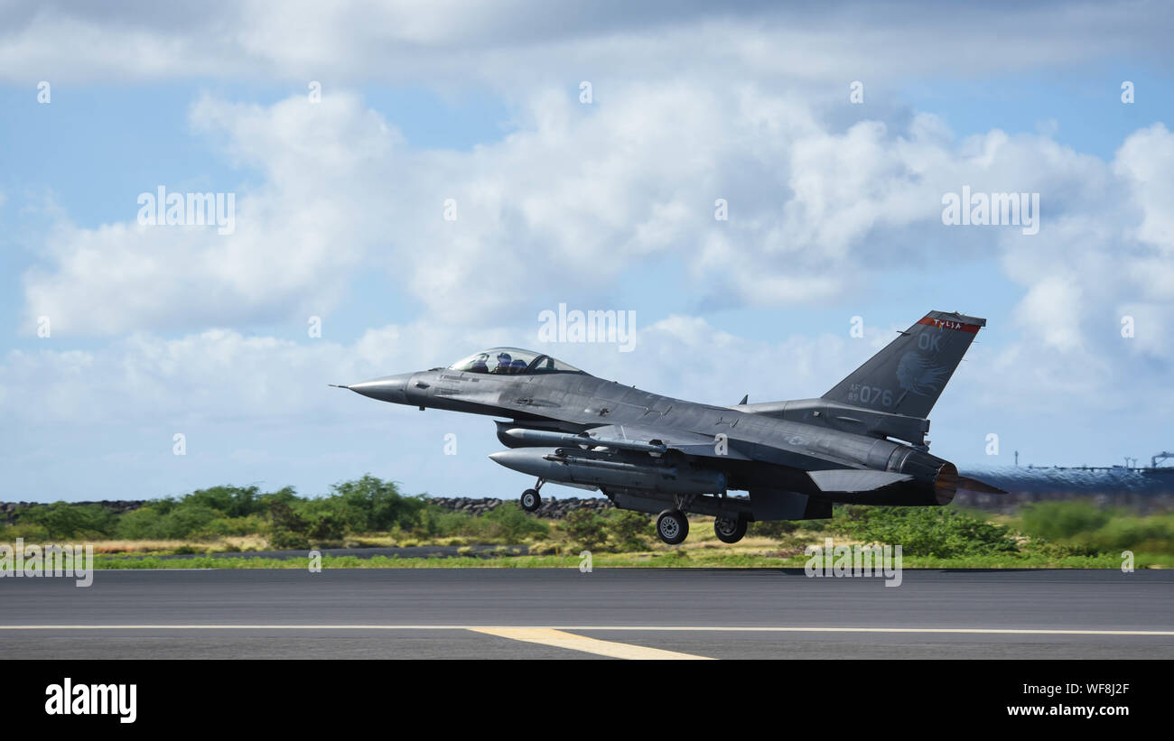 Die United States Air Force F-16 Fighting Falcon von Tulsa Air National Guard Base in Tulsa, Oklahoma zieht aus Joint Base Pearl Harbor-Hickam, 21. August 2019. Flugzeuge aus der ganzen Welt nahmen an gemeinsamen Übung Sentry Aloha, drei Woche Koalition Übung in Joint Base Pearl Harbor-Hickam in Honolulu, Hawaii. (U.S. Air National Guard Foto von Airman First Class Adam Smith) Stockfoto