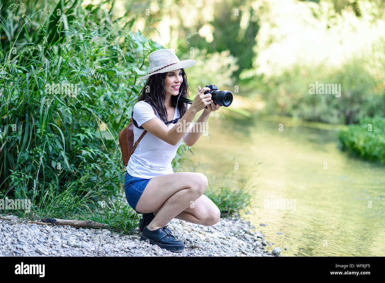Wanderer Frau Fotografieren mit einer spiegellosen Kamera Stockfoto