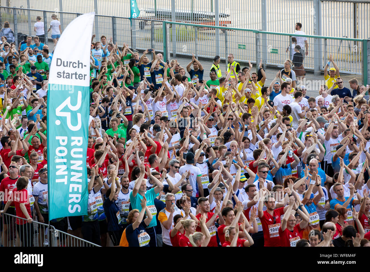 Firma laufen in Düsseldorf, B2B, mit 12500 Teilnehmerinnen und Teilnehmer aus über 600 Unternehmen, Start an der Düsseldorfer Stadion, Stockfoto