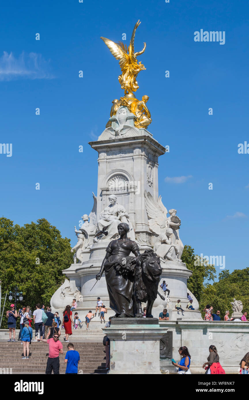 Touristen an der goldenen Statue auf der Queen Victoria Memorial am Buckingham Palace, Westminster, London, England, UK. Stockfoto