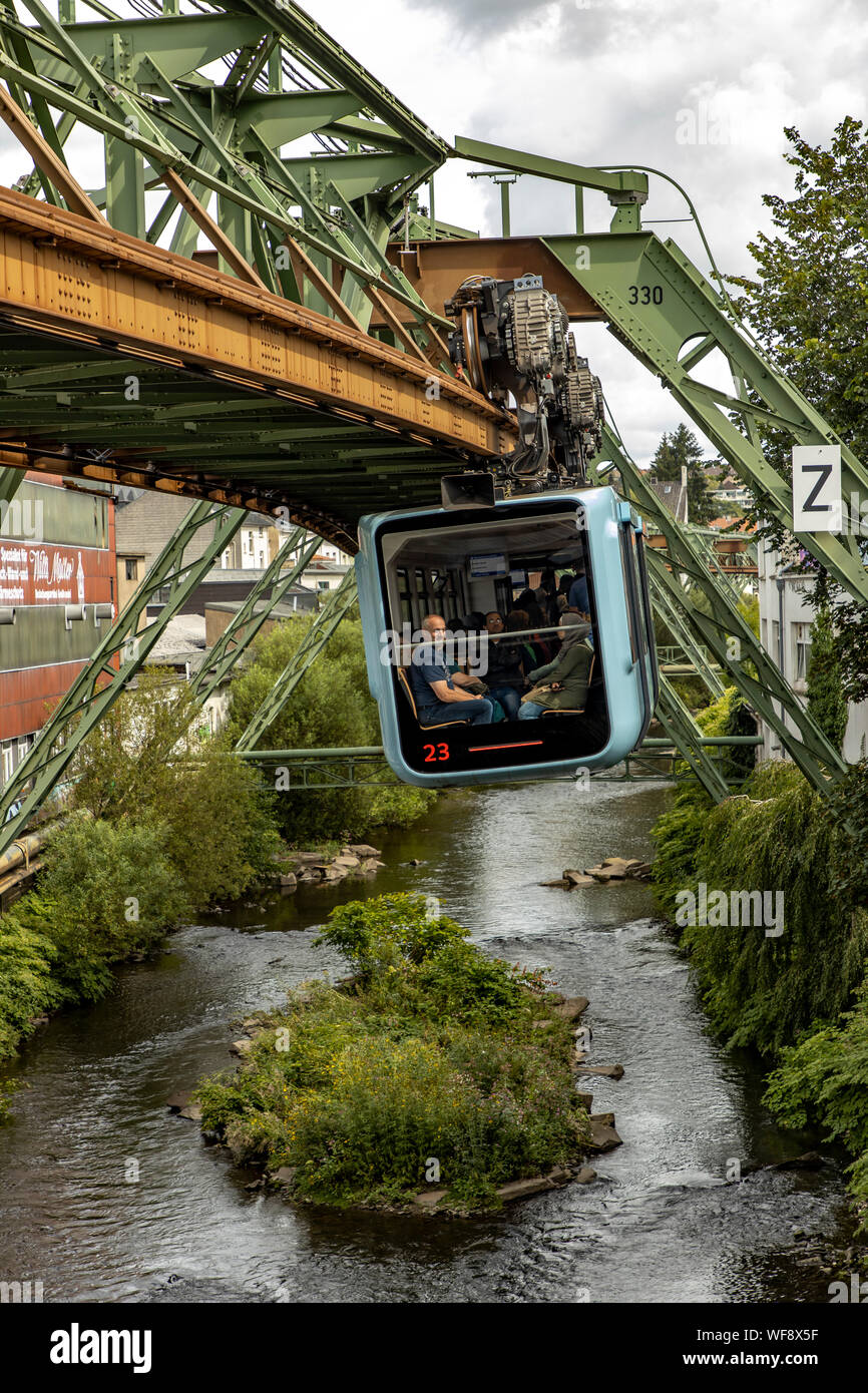 Die Wuppertaler Schwebebahn, Zug der neuesten Generation Nr. 15, über die Wupper, Wuppertal, Deutschland, Stockfoto