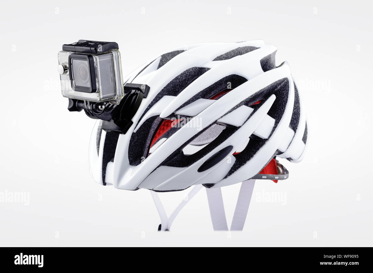 Fahrradhelm mit Front Action Kamera auf weiem Hintergrund Stockfotografie  - Alamy