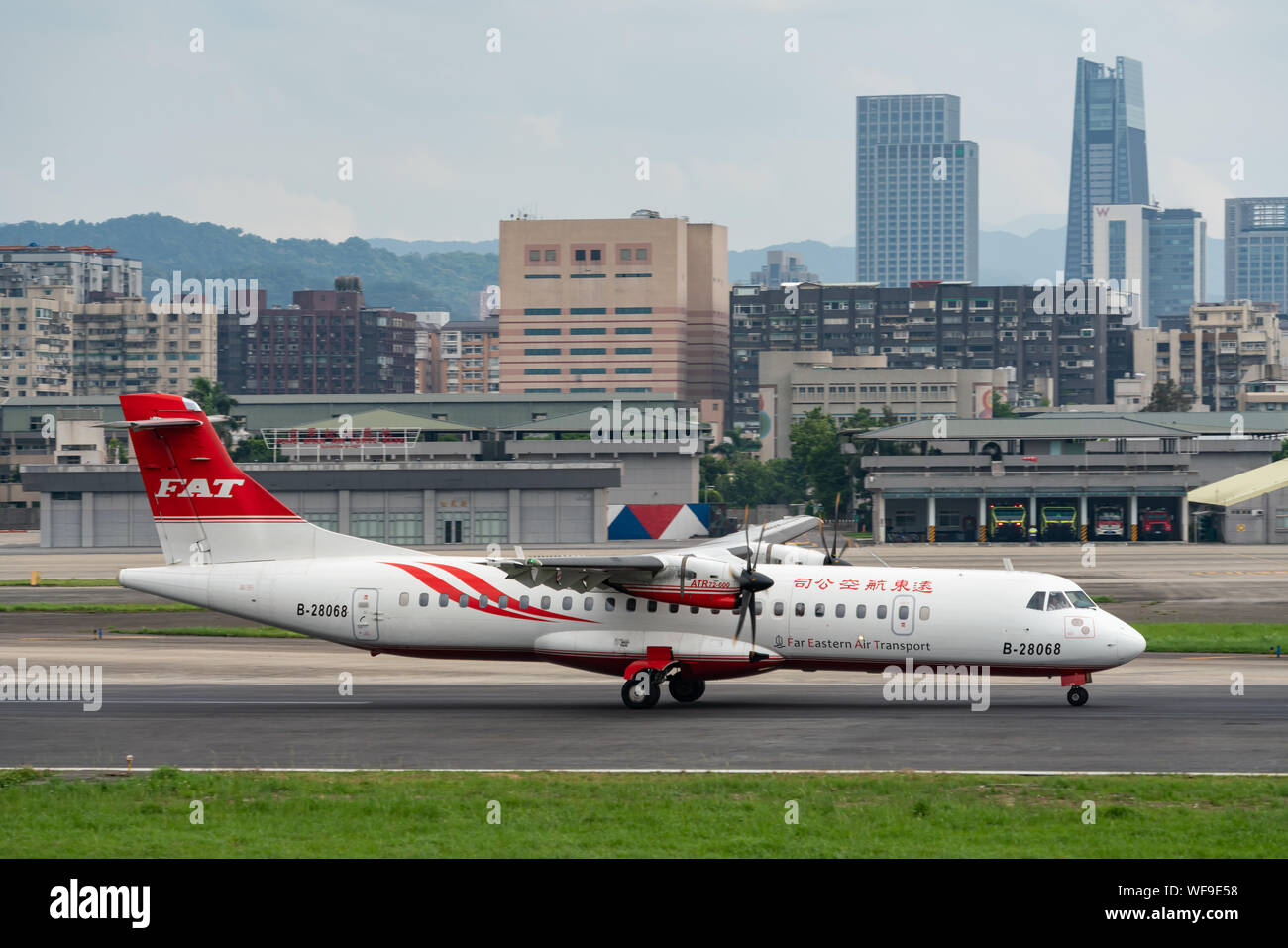 TAIPEI, Taiwan - 19. MAI 2019: Far Eastern Air Transport (FAT) ATR -72-600 im Taipei Songshan Airport in Taipei, Taiwan besteuern. Stockfoto