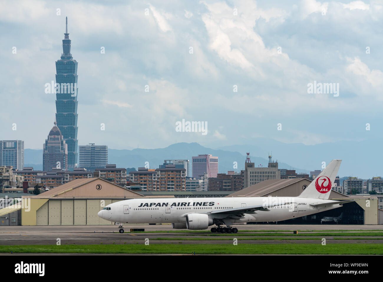 TAIPEI, Taiwan - 19. MAI 2019: JAL Boeing 777-200ER im Taipei Songshan Airport in Taipei, Taiwan besteuern. Stockfoto