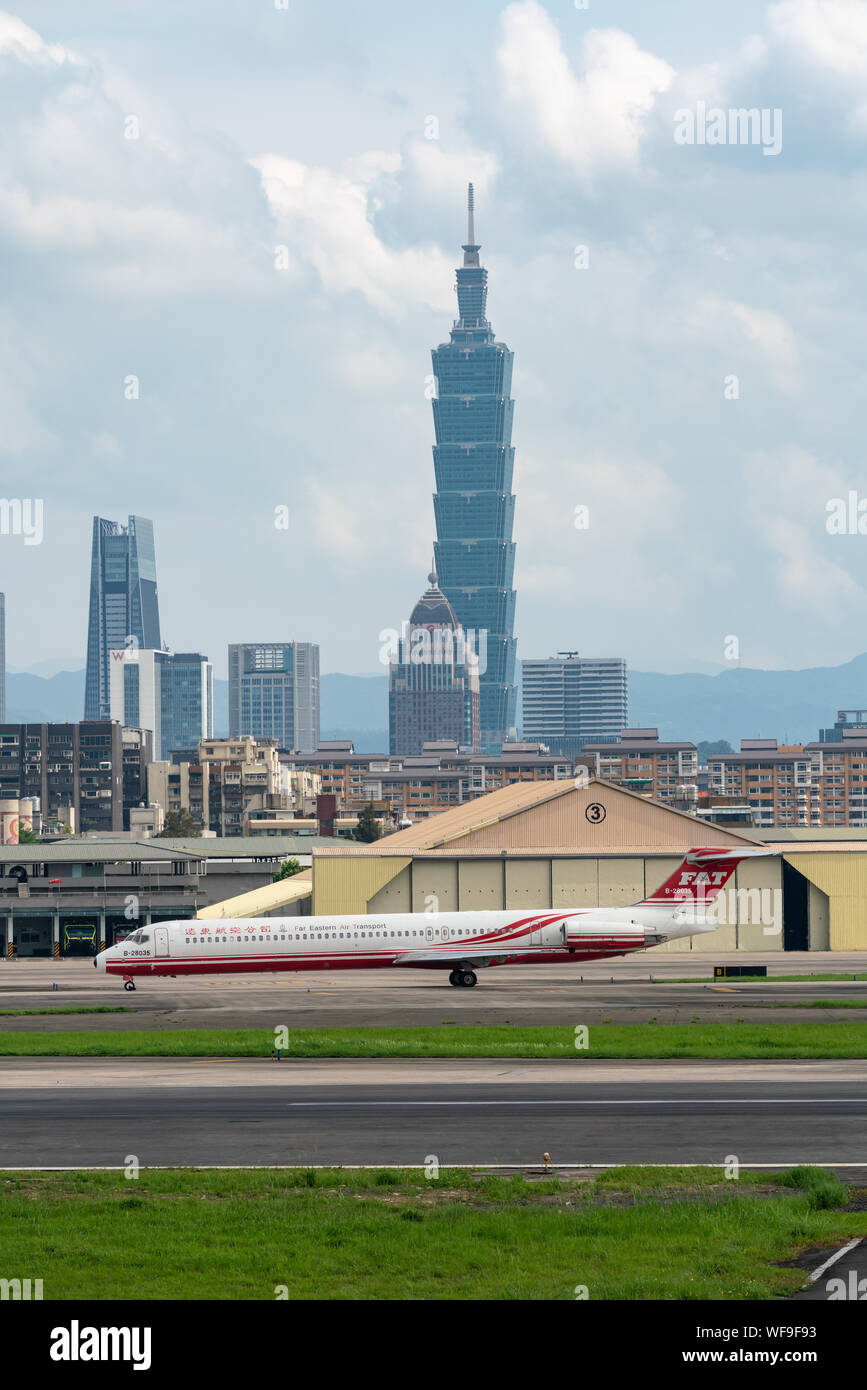 TAIPEI, Taiwan - 19. MAI 2019: Far Eastern Air Transport (FAT) McDonnell Douglas MD-80 im Taipei Songshan Airport in Taipei, Taiwan besteuern. Stockfoto