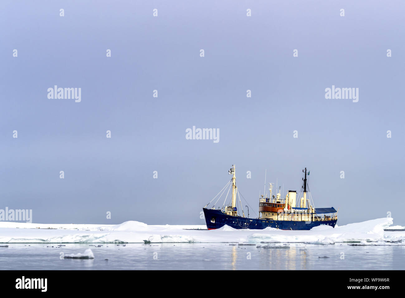 Eisbrecher bewegt das Packeis vor der Küste von Spitzbergen, ein Norwegisches Archipel zwischen dem norwegischen Festland und dem Nordpol. Stockfoto