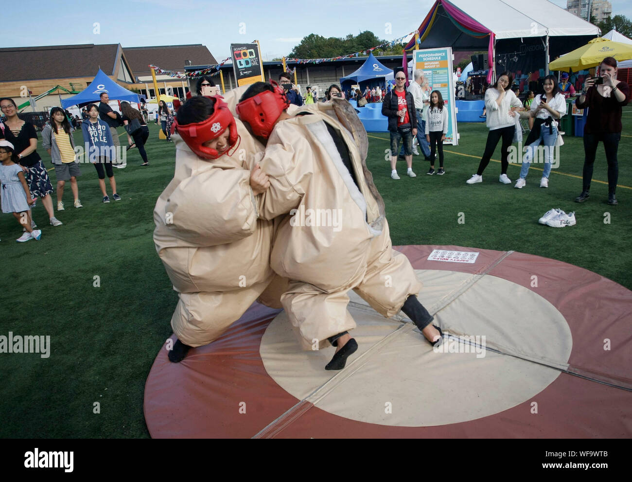 Richmond, Kanada. 30 Aug, 2019. Menschen erleben, Sumo Ringen in Kostüme während der 5. jährlichen Richmond Welt Festival in Richmond, Kanada, August 30, 2019. Credit: Liang Sen/Xinhua Stockfoto