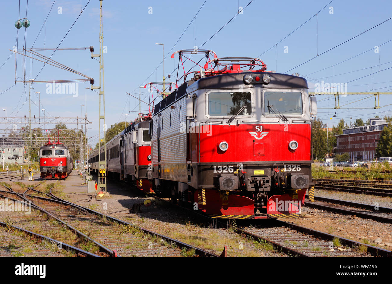 Lulea, Schweden - 20. August 2019: Drei elektrische Lokomotiven der Klasse RC6 von Ssrt in Lulea Hauptbahnhof in Service für SJ. Stockfoto