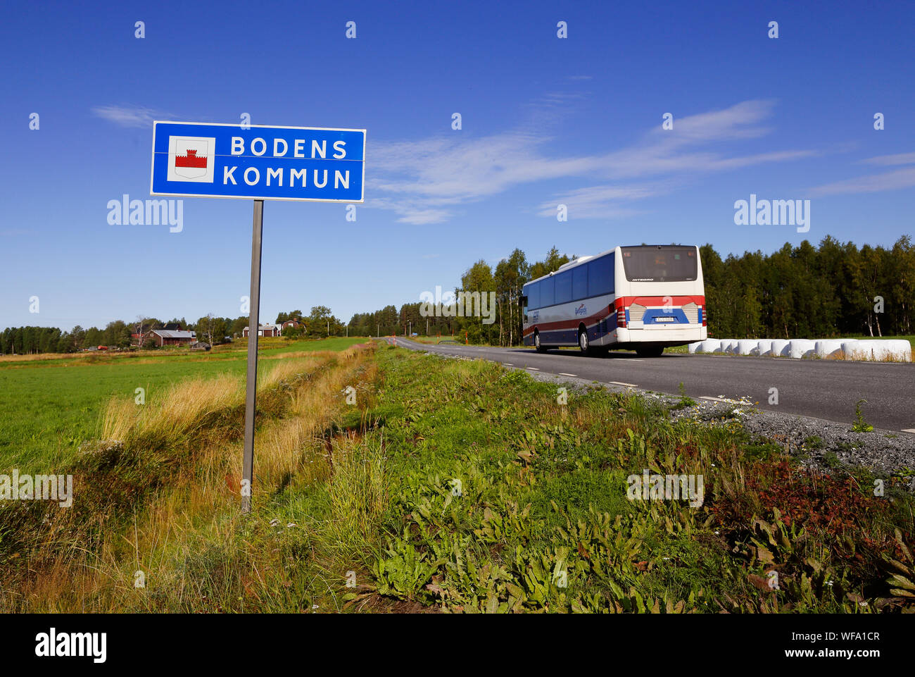 Boden, Schweden - 21 August 2019. Eine öffentliche Verkehrsmittel Bus vorbei am Boden Gemeinde Grenze Road Sign. Stockfoto