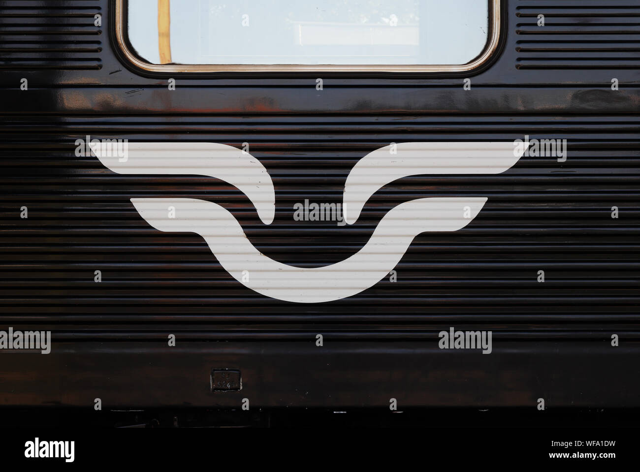 Nykoping, Schweden - 28. August 2019: Die eisenbahngesellschaft SJ weiß lackiert Logo auf einem schwarzen Personenwagen. Stockfoto