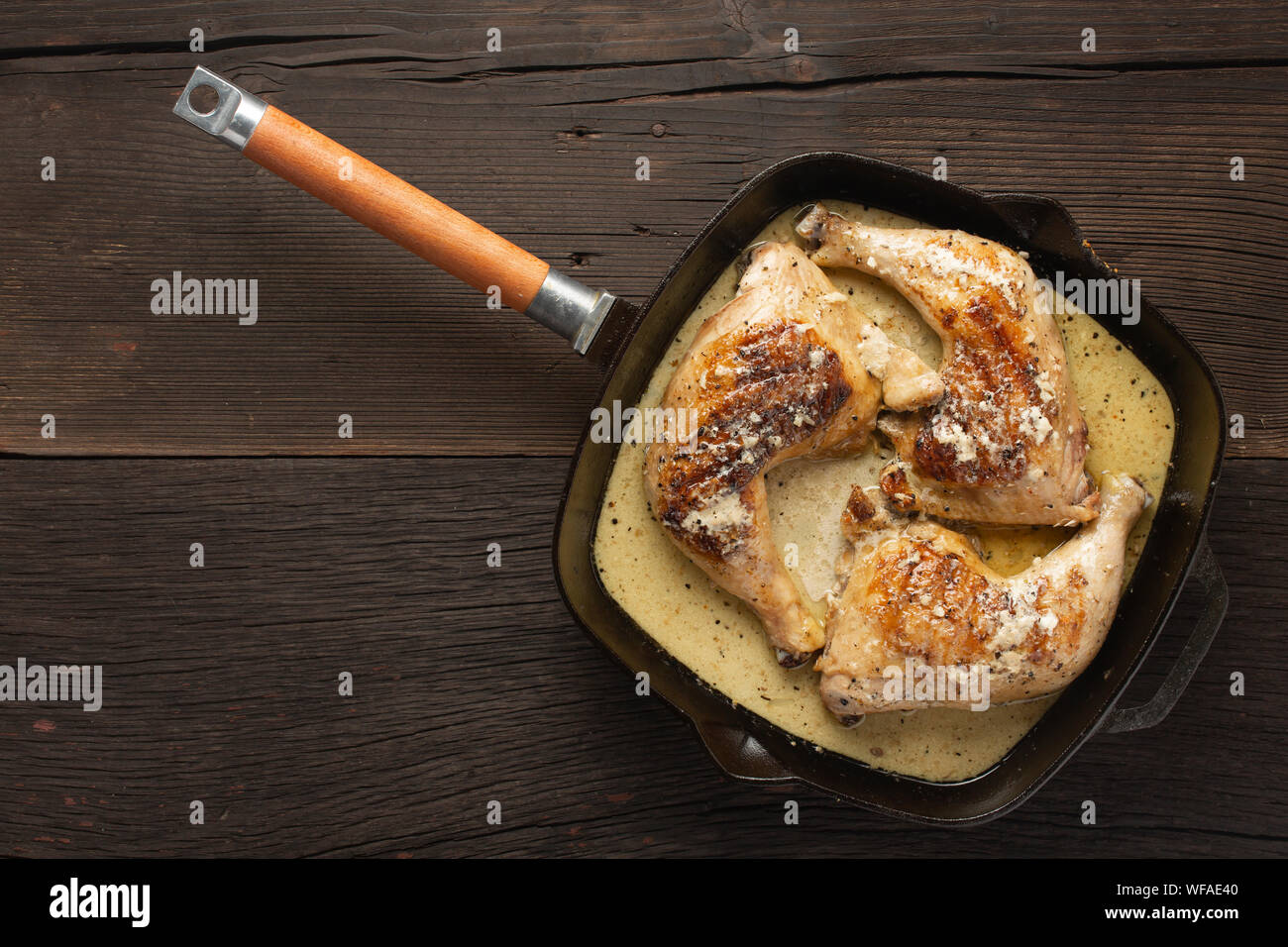 Drei leckere Hähnchenschenkel gebraten in der Pfanne Stockfoto