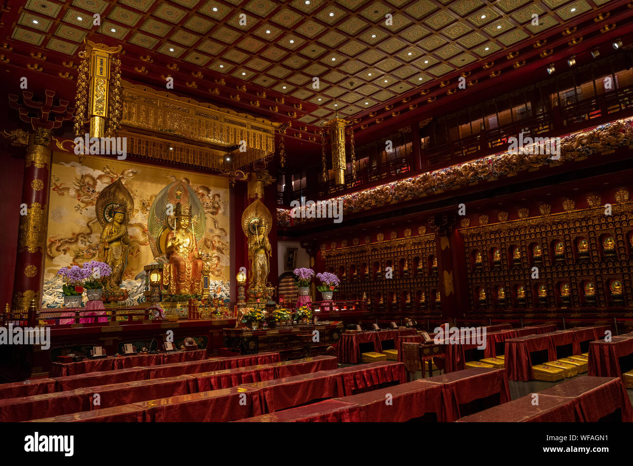 Der Buddha-Zahntempel in Chinatown, Singapur ist eine beliebte Touristenattraktion sowie ein wichtiges Zentrum für den Buddhismus in der Stadt. Stockfoto