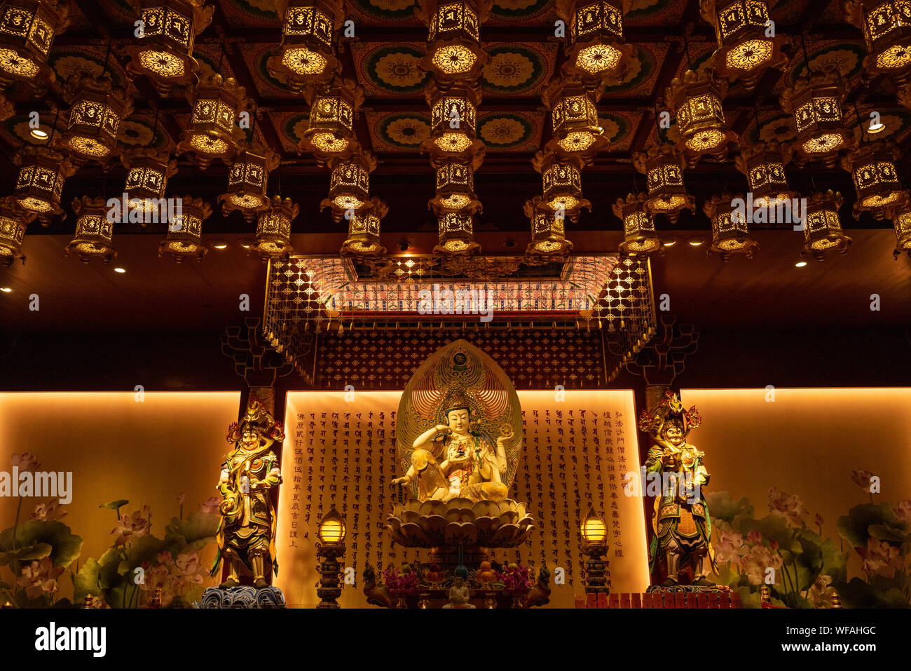 Der Buddha-Zahntempel in Chinatown, Singapur ist eine beliebte Touristenattraktion sowie ein wichtiges Zentrum für den Buddhismus in der Stadt. Stockfoto