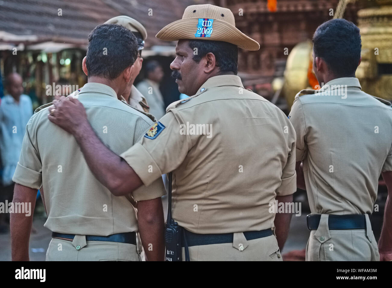 Ein Polizist in Udipi (udupi), Karnataka, Südindien, er legt seinen Arm um ein Kollege und tragen üblich, Polizei hat der Staat Stockfoto